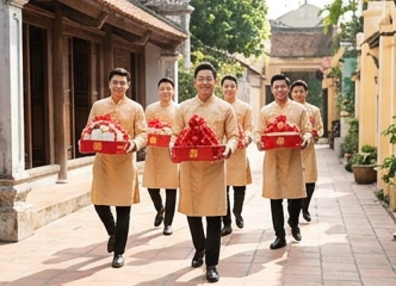 Tuổi Dậu Cưới Ngày Nào Tốt: Lịch Đại Lợi & Thủ Tục Hóa Giải 6 Đoàn nhà trai bưng mâm quả rước dâu bước đi trong niềm vui hân hoan đúng vào khung giờ Tỵ đại cát