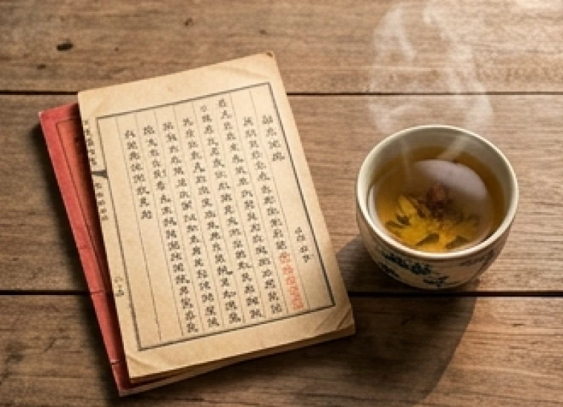 Cuốn lịch vạn sự mở ra trang xem ngày tốt lành để gia đình ấn định thời điểm tổ chức lễ cúng động thổ