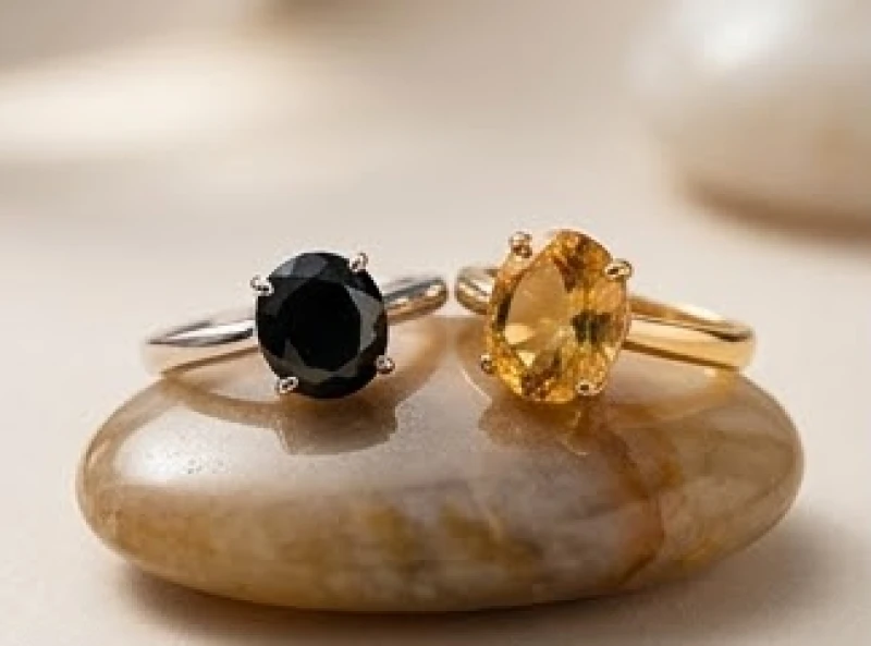 Hai chiếc nhẫn đính đá Sapphire đen và Citrine vàng đại diện cho sự lựa chọn tương sinh ngũ hành