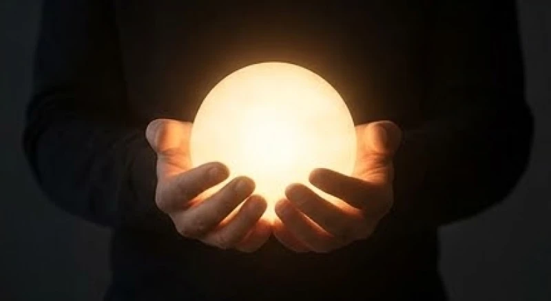 Đôi bàn tay nắm lấy một nguồn sáng rực rỡ ẩn dụ cho khao khát làm chủ tình thế khi mơ thấy của quý đàn ông
