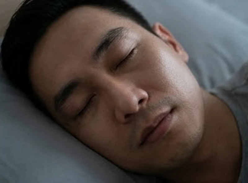 Mơ bị bóng đè: Cơ chế y khoa và giải mã điềm báo dân gian 2 Khuôn mặt người đàn ông đang chìm vào pha ngủ sâu với biểu hiện chuyển động mắt nhanh dưới mí mắt