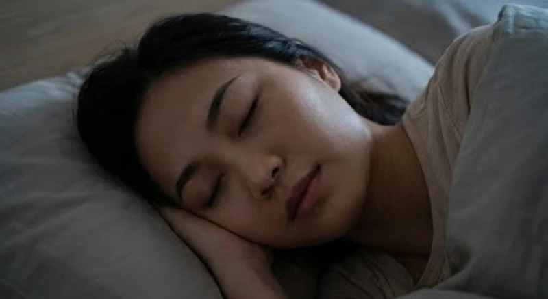 Gương mặt bình yên của một người đang chìm sâu vào chu kỳ giấc ngủ REM giữa đêm