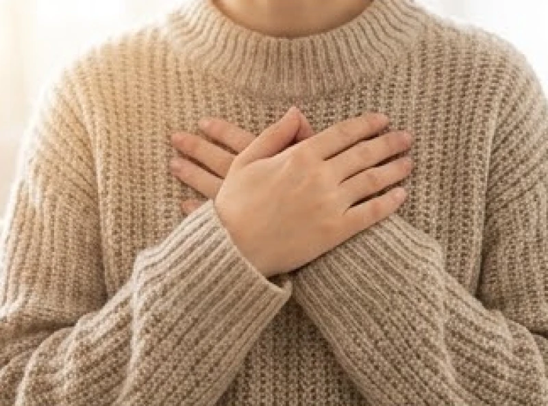 Ôm tay trước ngực để xoa dịu những tổn thương khi đường hôn nhân rẽ nhánh cắt qua tâm đạo