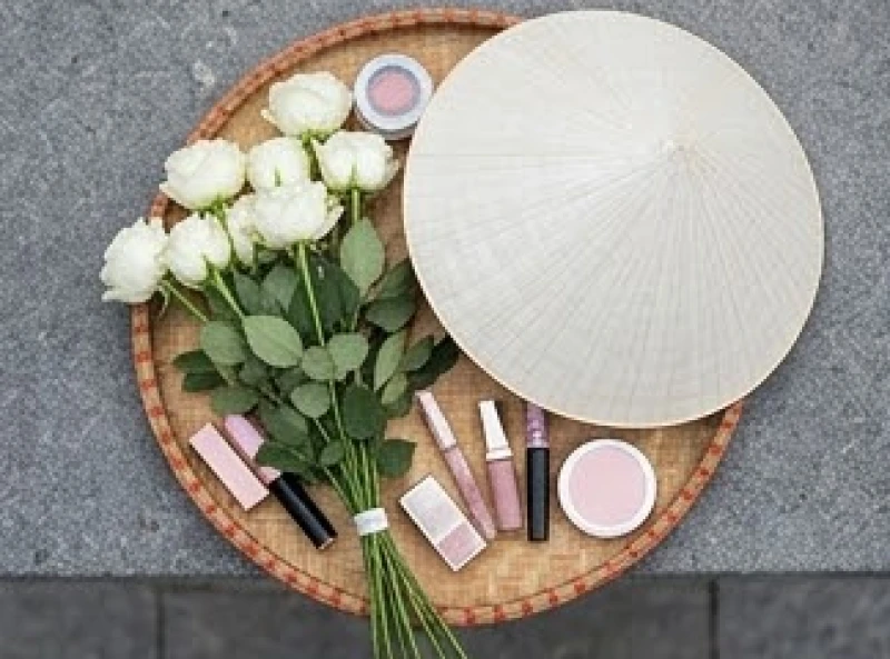Mâm lễ vật cúng Cô Sáu với nón lá, hoa trắng và các vật phẩm nữ tính được sắp xếp gọn gàng.