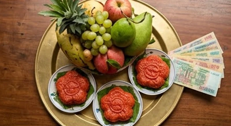Đĩa ngũ quả tươi tắn và oản đỏ được bày biện gọn gàng trên mâm đồng để chuẩn bị dâng lên ban thờ linh thiêng