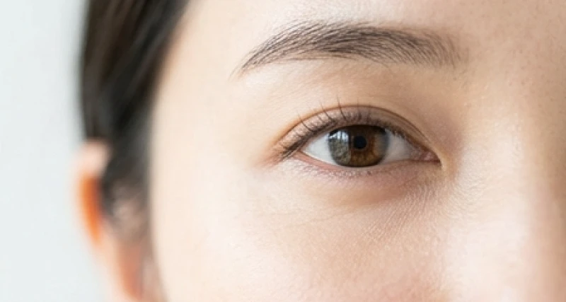 Mắt giật ở nữ là điềm gì? Giải mã tâm linh 24h & y khoa 2 Đôi mắt sáng khỏe của người phụ nữ trong trạng thái thư giãn hoàn toàn sau khi cơn nháy mắt sinh lý kết thúc