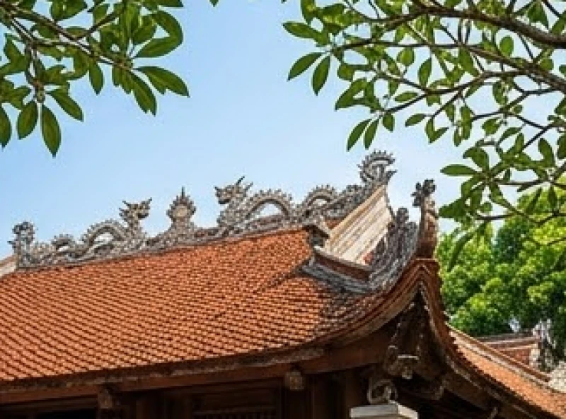 Mái ngói đỏ vảy rồng cổ kính cong vút của Đền Giếng hiện ra uy nghi dưới tán cây cổ thụ