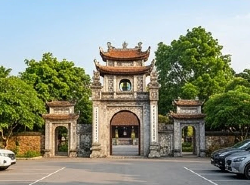 Văn khấn Quốc Mẫu Âu Cơ: Bài cúng chuẩn và cách dâng sớ tại đền 8 Bãi đỗ xe và lối vào cổng chính Đền Mẫu Âu Cơ tại Hạ Hòa Phú Thọ vào buổi sáng