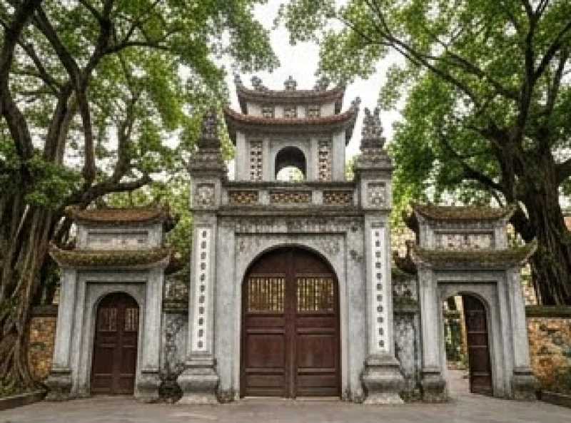 Văn khấn xin lộc Đền Quán Thánh: Bài chuẩn cầu tài lộc và sắm lễ 1 Cổng tam quan Đền Quán Thánh uy nghi tĩnh lặng bên cạnh khu vực Hồ Tây lộng gió