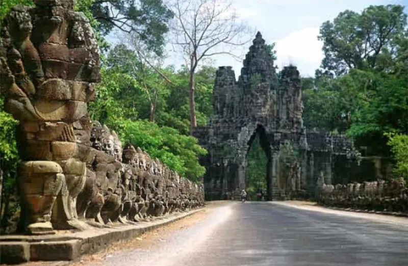 Cổng Nam Angkor Thom với tượng thần và quỷ vương đang lôi kéo thần rắn Naga. (Wikipedia)