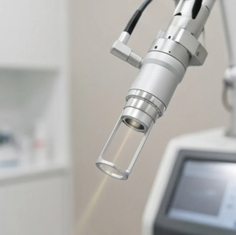 Nốt ruồi lệ: Giải mã tướng số, chi phí và cách tẩy an toàn 7 Máy laser thẩm mỹ hiện đại đang được chuẩn bị cho liệu trình tẩy nốt ruồi lệ