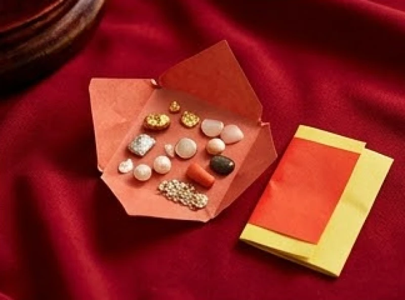 Gói cốt thất bảo gồm bảy vật phẩm quý giá và tờ hiệu đặt vuông vắn chuẩn bị nạp vào bát hương