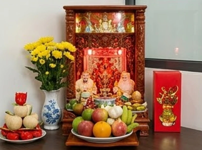Cách ghi địa chỉ trong văn khấn: Quy tắc điền chuẩn nghi thức 9 Bàn thờ Thần Tài Thổ Địa được bày biện rực rỡ tại góc văn phòng công ty với mâm ngũ quả tươi