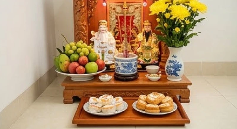 Văn khấn ngày mùng 5 tháng 5: Trình tự bài cúng đúng nghi thức 7 Ban thờ Thần Tài Thổ Địa được dọn dẹp sạch sẽ và bày biện đĩa hoa quả cùng bánh ngọt chiêu tài lộc