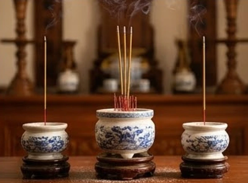 Văn khấn mời gia tiên về thụ hưởng lễ vật: Trình tự cúng trọn vẹn 6 Bát hương thần linh được đặt cao hơn ở chính giữa bàn thờ rực sáng ánh lửa đỏ