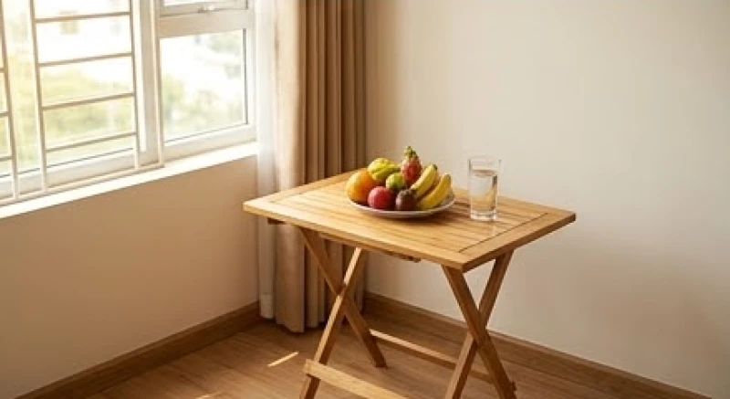 Văn khấn báo cáo gia tiên khi có việc làm mới: Bài cúng và lễ vật 7 Một mâm lễ nhỏ gồm trái cây và ly nước được đặt ngay ngắn trên chiếc bàn gấp cạnh cửa sổ phòng trọ