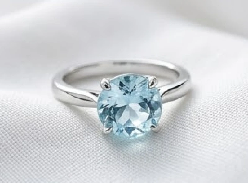 Trang sức đính đá Aquamarine xanh biển được bọc bằng khung bạc ta giúp tăng cường vượng khí