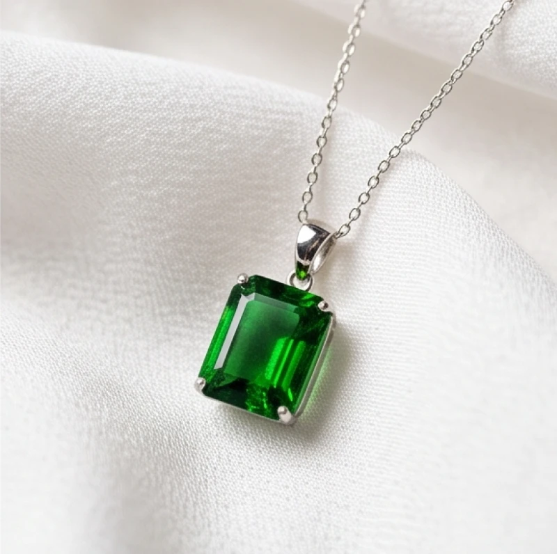Mặt dây chuyền chế tác từ đá Diopside xanh lục trong trẻo phù hợp với người tuổi Quý Mùi