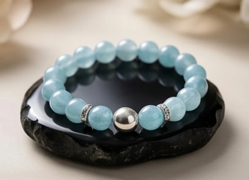 Chuỗi vòng tay đá ngọc xanh biển aquamarine kết hợp cùng charm bạc bo tròn mềm mại tượng trưng cho nước