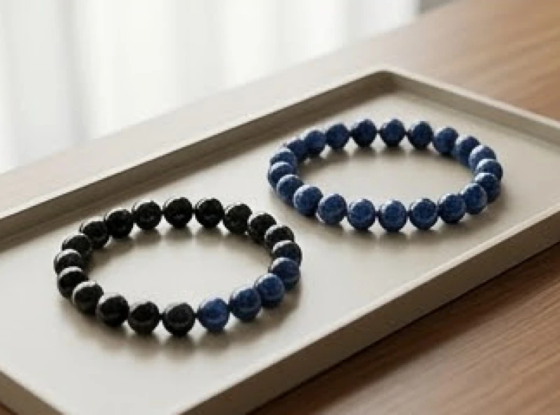 Vòng tay đá Obsidian đen và đá Aquamarine xanh biển thẫm được bày trí đẹp mắt trên khay