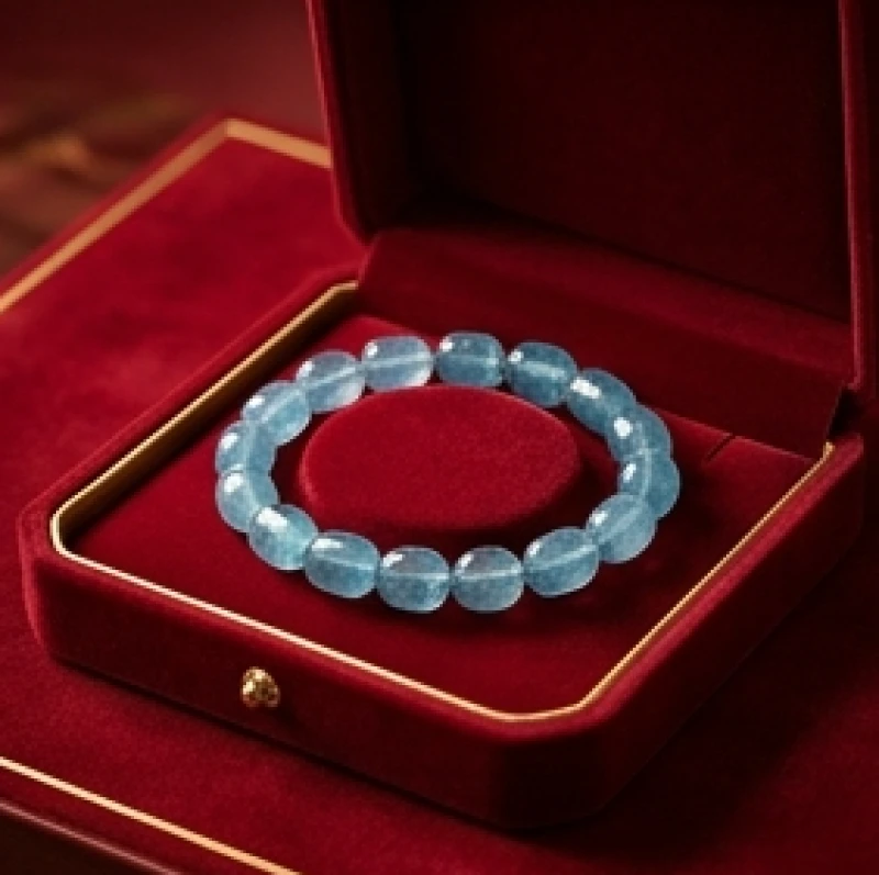 Vòng tay đá Aquamarine xanh trong suốt đặt trong hộp gấm nhung đỏ hỗ trợ giải sát khí cho tuổi Quý Hợi