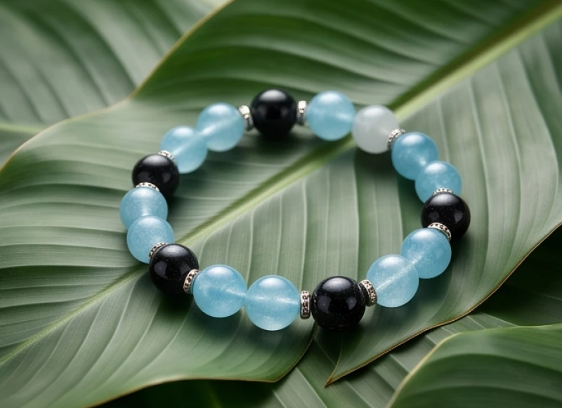 Vòng tay đá Aquamarine xanh dương và thạch anh đen mang lại sinh khí vượng tài cho bản mệnh Mộc