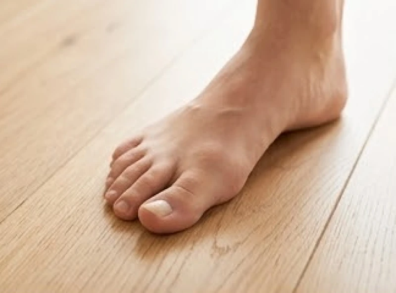 Tướng ngón chân cái ngắn: Ý nghĩa vận mệnh & cách hóa giải 1 Hình dáng bàn chân có ngón cái ngắn đặt trên nền sàn gỗ sồi sáng màu