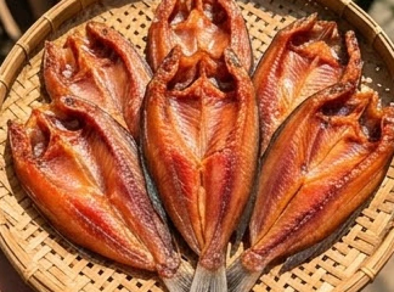 Mơ thấy cá khô: Giải mã điềm báo cát hung & con số may mắn 7 Những miếng khô cá lóc màu đỏ cam bắt mắt được phơi trên khay tre đan