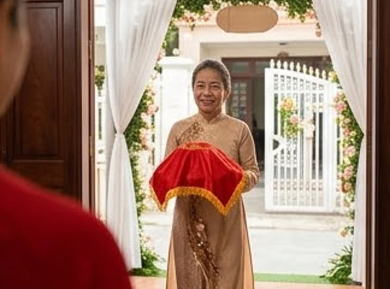 Văn khấn xin dâu chuẩn phong tục: Kịch bản và bài khấn chi tiết 1 Mẹ chú rể mặc áo dài đỏ bưng cơi trầu nậm rượu được phủ khăn lụa tiến vào cổng nhà gái