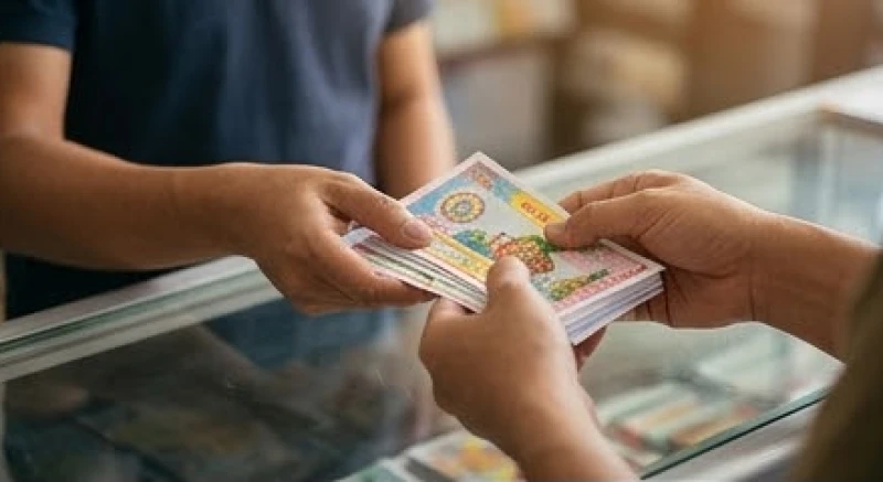 Cầm xấp vé số may mắn trên tay tượng trưng cho giấc mơ thấy vé số đem lại tài lộc