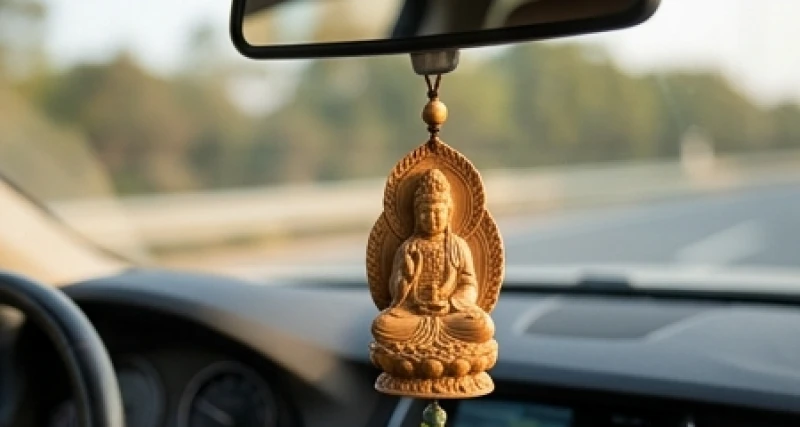 Tượng Đại Thế Chí Bồ Tát chạm khắc tinh xảo bằng gỗ trầm hương được treo trang trọng trong không gian cabin ô tô