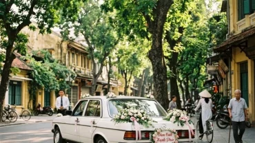 Đoàn xe hoa rước dâu tấp vào lề nhường đường một cách trang nghiêm khi đám cưới gặp đám ma trên đường phố Việt Nam