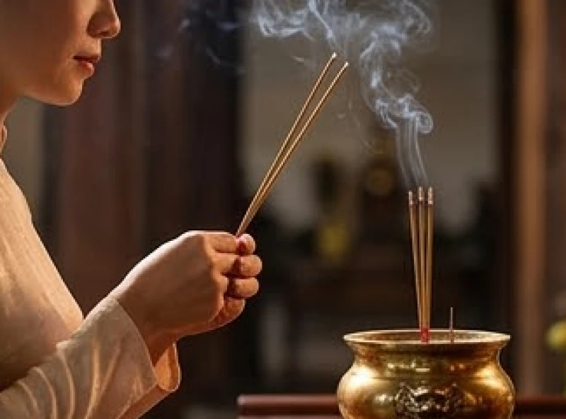 Nghi thức dâng 3 nén hương bằng hai tay cao ngang trán trước khi cắm vào bát