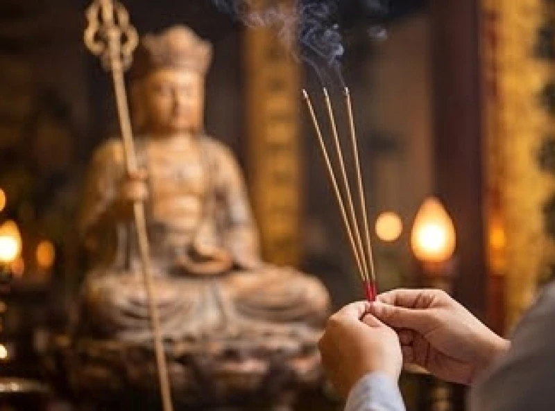 Văn khấn Địa Tạng tại chùa: Hướng dẫn sắm lễ và bài cúng chuẩn 6 Người đi lễ dâng đúng ba nén hương trầm bằng cả hai tay trước ban thờ Bồ Tát trang nghiêm