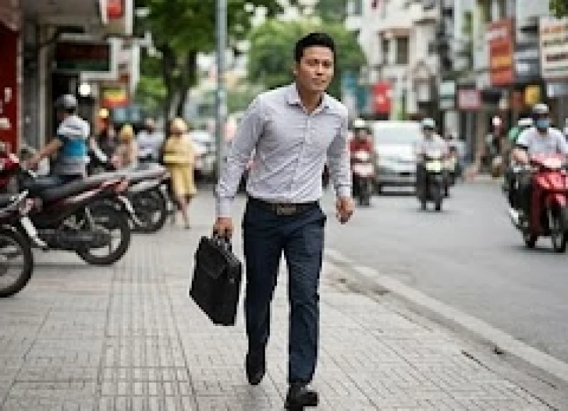 Tướng đi hấp tấp với phần thân trên luôn chồm về phía trước thể hiện nội tâm đầy lo âu