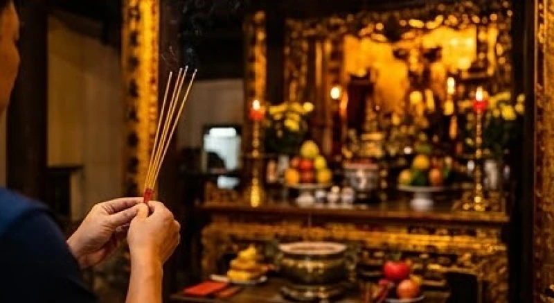 Văn khấn xin lộc Đền Tam Kỳ Hải Phòng: Bài cúng tài lộc & sắm lễ 7 Tín khách chắp tay thành kính dâng hương tại chánh điện theo đúng thứ tự từ Ban Công Đồng sang Ban Thánh Mẫu