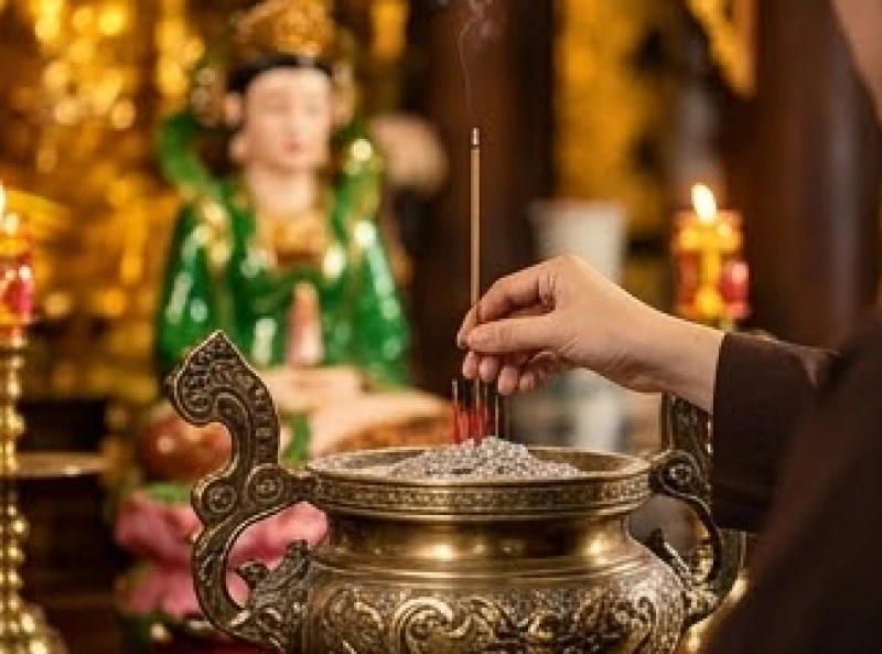 Dâng hương và khấn nguyện thành tâm tại cung cấm ban Mẫu Đệ Nhị