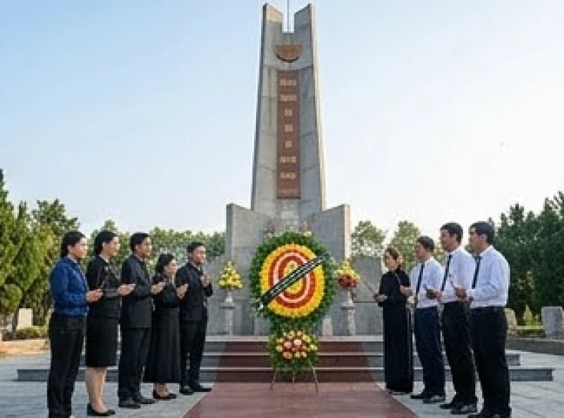Văn khấn liệt sĩ chuẩn tâm linh: Cách sắm lễ và nghi thức cúng 7 Đoàn người nghiêm trang dâng vòng hoa tươi và thắp hương tại đài tưởng niệm trung tâm của nghĩa trang liệt sĩ