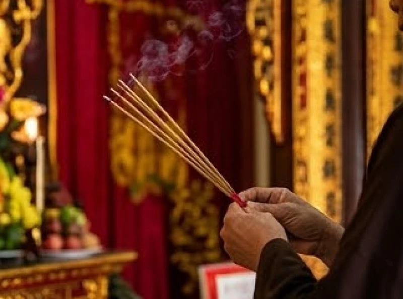 Người hành lễ thành tâm dâng hương tại ban thờ chính cung đền Thác Bờ