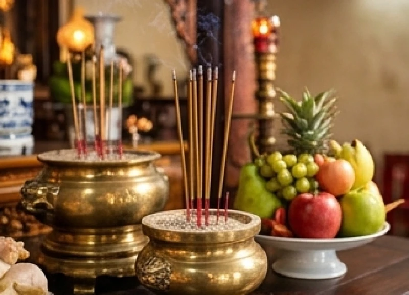 Nhang đèn và hoa quả tươi tắn dâng lên bàn thờ Thánh Mẫu trong một ngày cúng lễ thông thường