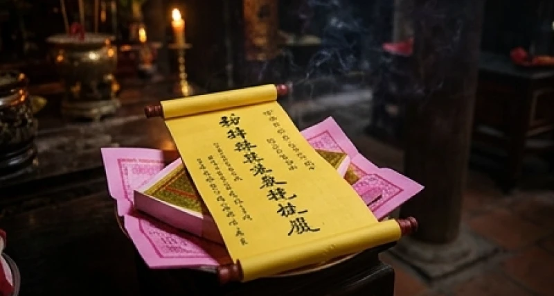 Sớ điệp màu vàng chữ Nho được đặt trang trọng trên mâm lễ trước khi dâng vào cung cấm