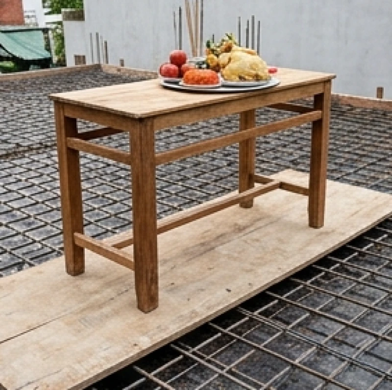 Bàn cúng bằng gỗ cao ráo được kê vững chãi trên một tấm ván ép lót cẩn thận giữa mặt lưới cốt thép đang thi công