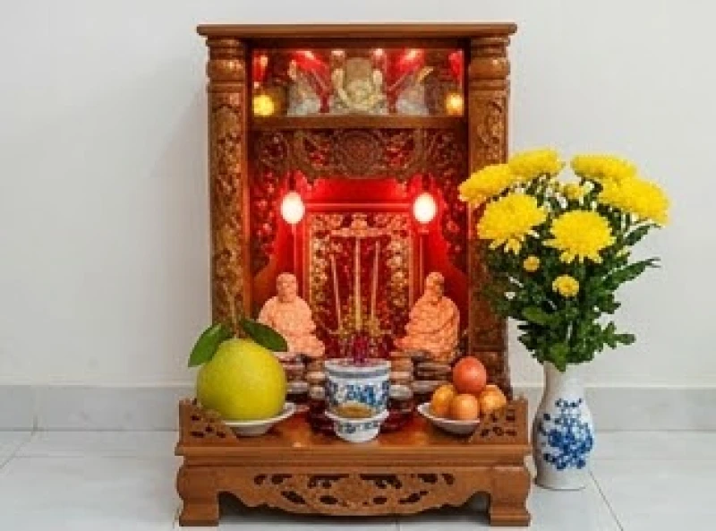 Bàn thờ Thần Tài Ông Địa được đặt đúng hướng đón vượng khí với đầy đủ hương hoa trà quả