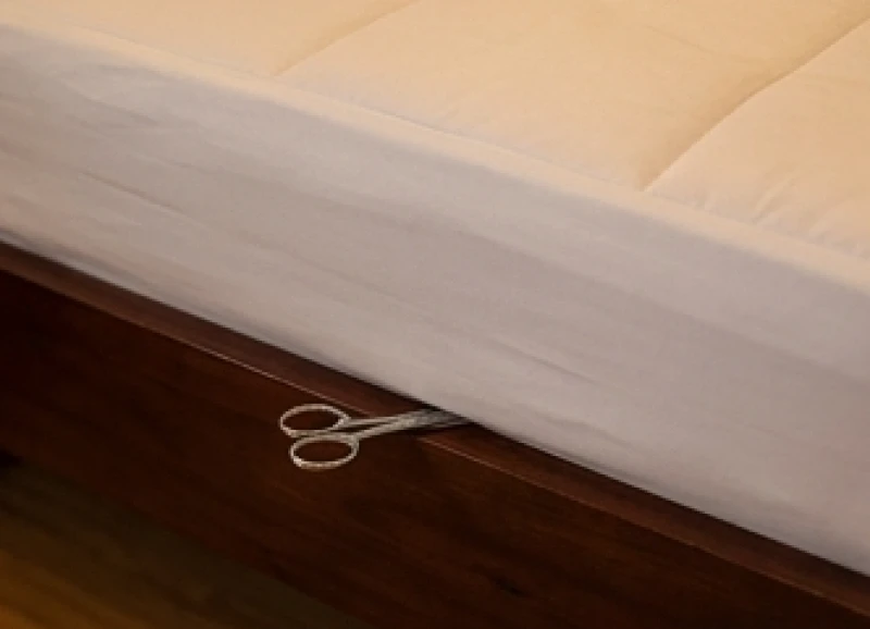 Cách hóa giải điềm xấu: 7 mẹo xả xui đúng nghi thức dân gian 4 Một chiếc kéo nhỏ được đặt cẩn thận dưới nệm giường ngủ để hóa giải ác mộng