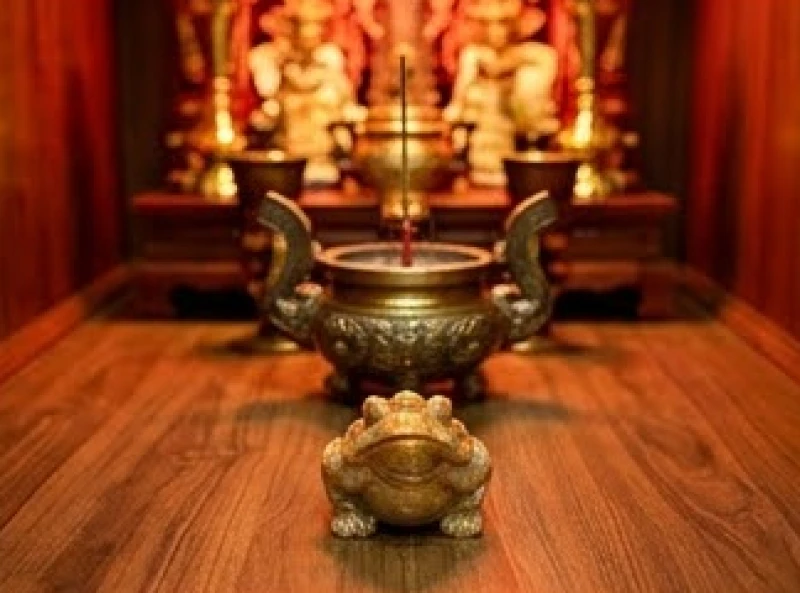 Thiềm thừ đặt trang trọng bên cạnh mâm bồng trên ban thờ Thần Tài Thổ Địa với hướng mặt quay vào trong
