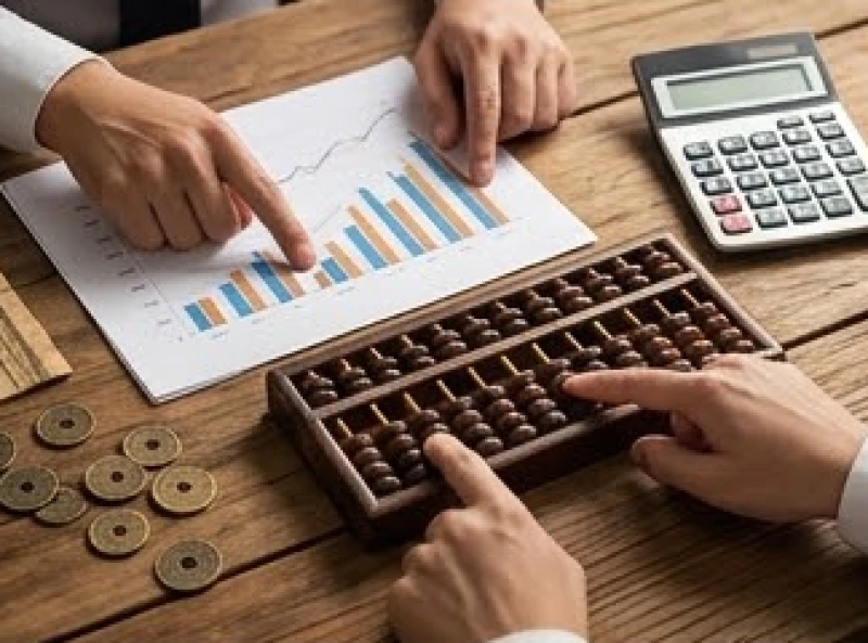 Hai người đang cùng xem xét các tài liệu đầu tư tài chính và hợp đồng kinh doanh