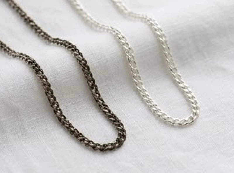 Dây chuyền bạc bị xỉn đen do phản ứng với tuyến mồ hôi và cảnh báo tình trạng sức khỏe suy giảm