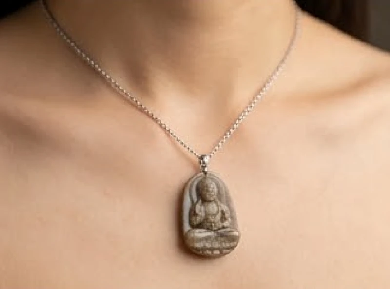 Phật bản mệnh tuổi Dần: Bảng tra màu đá và quy trình tẩy uế 7 Người phụ nữ đeo dây chuyền mặt Phật Hư Không Tạng Bồ Tát nhỏ gọn trên ngực