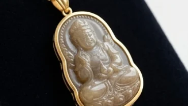 Mặt dây chuyền phong thủy tuổi sửu chạm khắc tinh xảo từ đá tự nhiên bọc viền vàng sang trọng