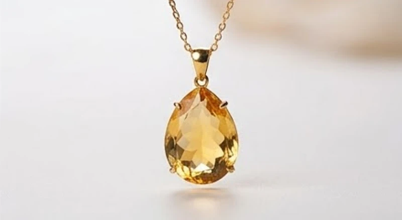 Sợi dây chuyền phong thủy thạch anh vàng rực rỡ với kích thước thanh thoát dành cho nữ giới mệnh Kim